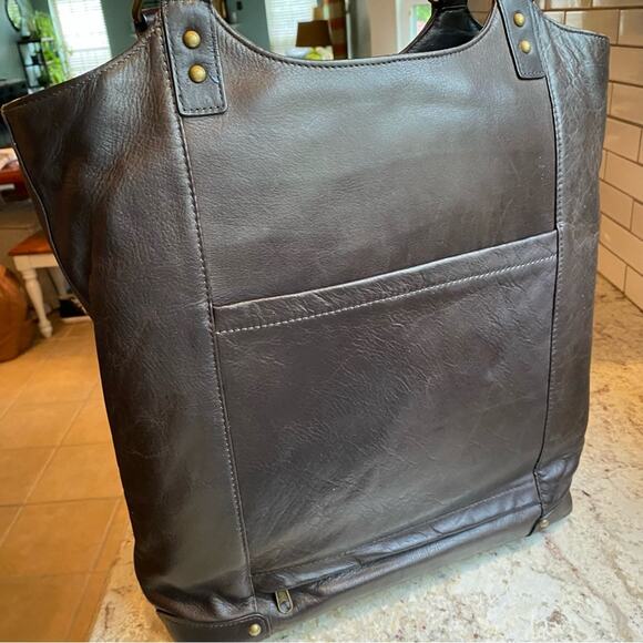 Solo New York 16" Leather Laptop Bucket Tote Bag - Picture 12 of 16